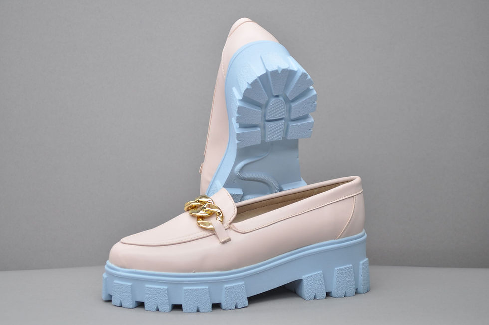 サムネイル： Suela Azul Cielo que destaca sobre el delicado Rosa suave de Flat Pink