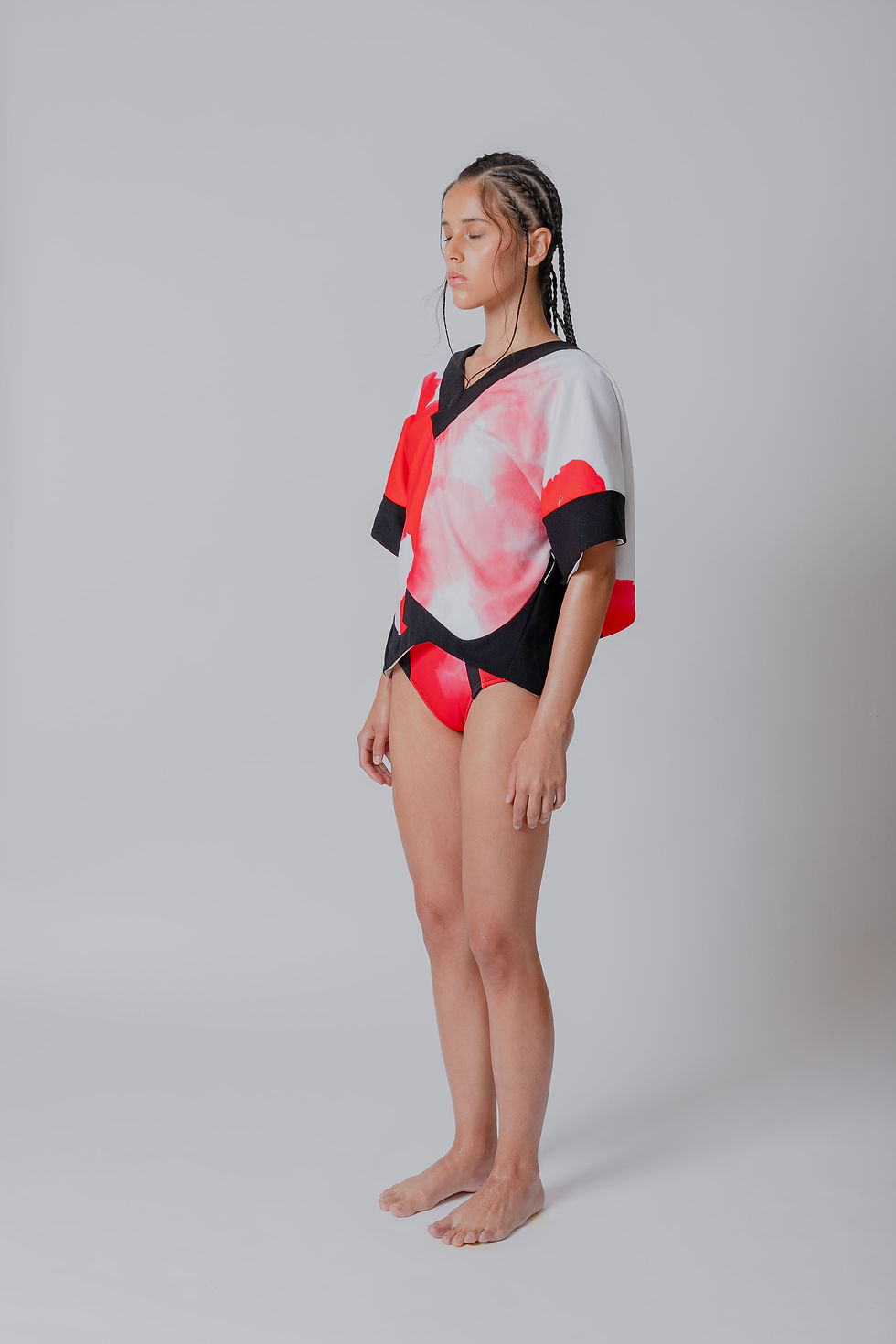 サムネイル： Robe de plage Aesthetic à imprimé tacheté rouge, fermeture à nouer dans le dos, col en V et détails noirs.