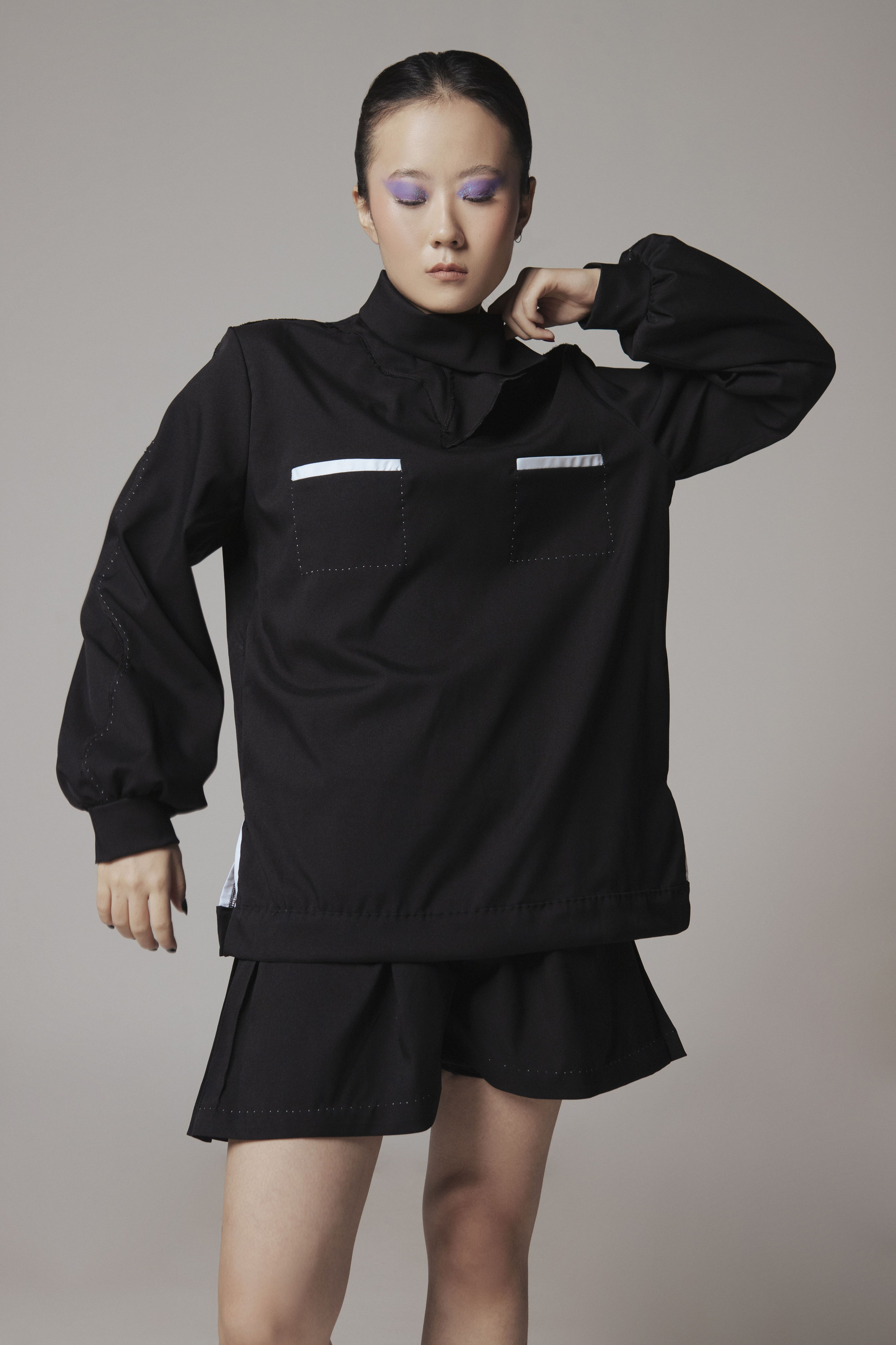 Prenda Oversize de manga larga en PET reciclado, con cuello alto y detalle único