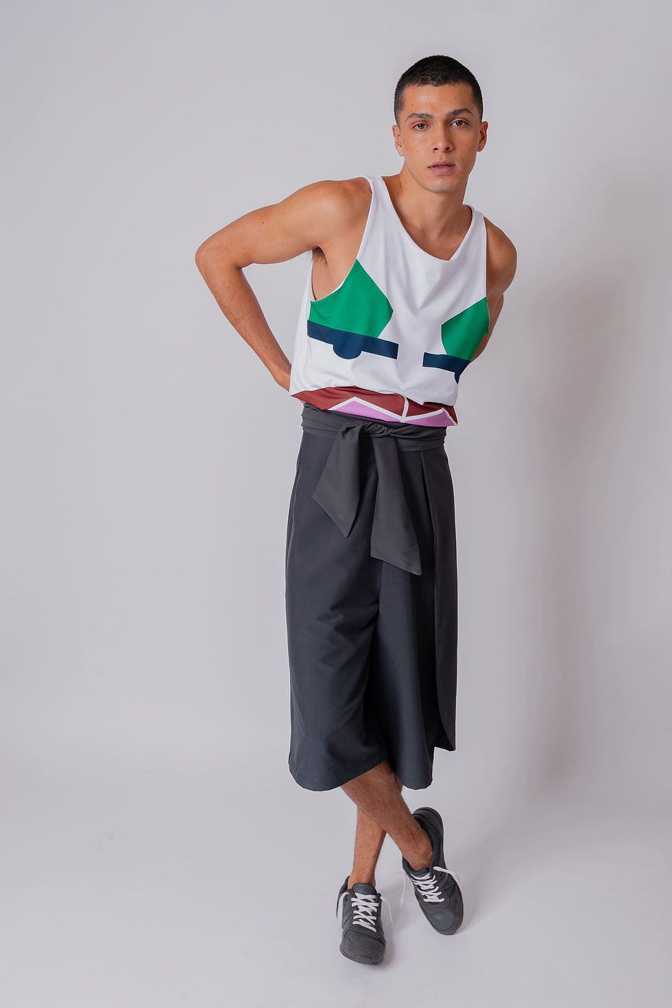 Pantalón holgado gris, con cintura ajustable y detalle de olan al frente.