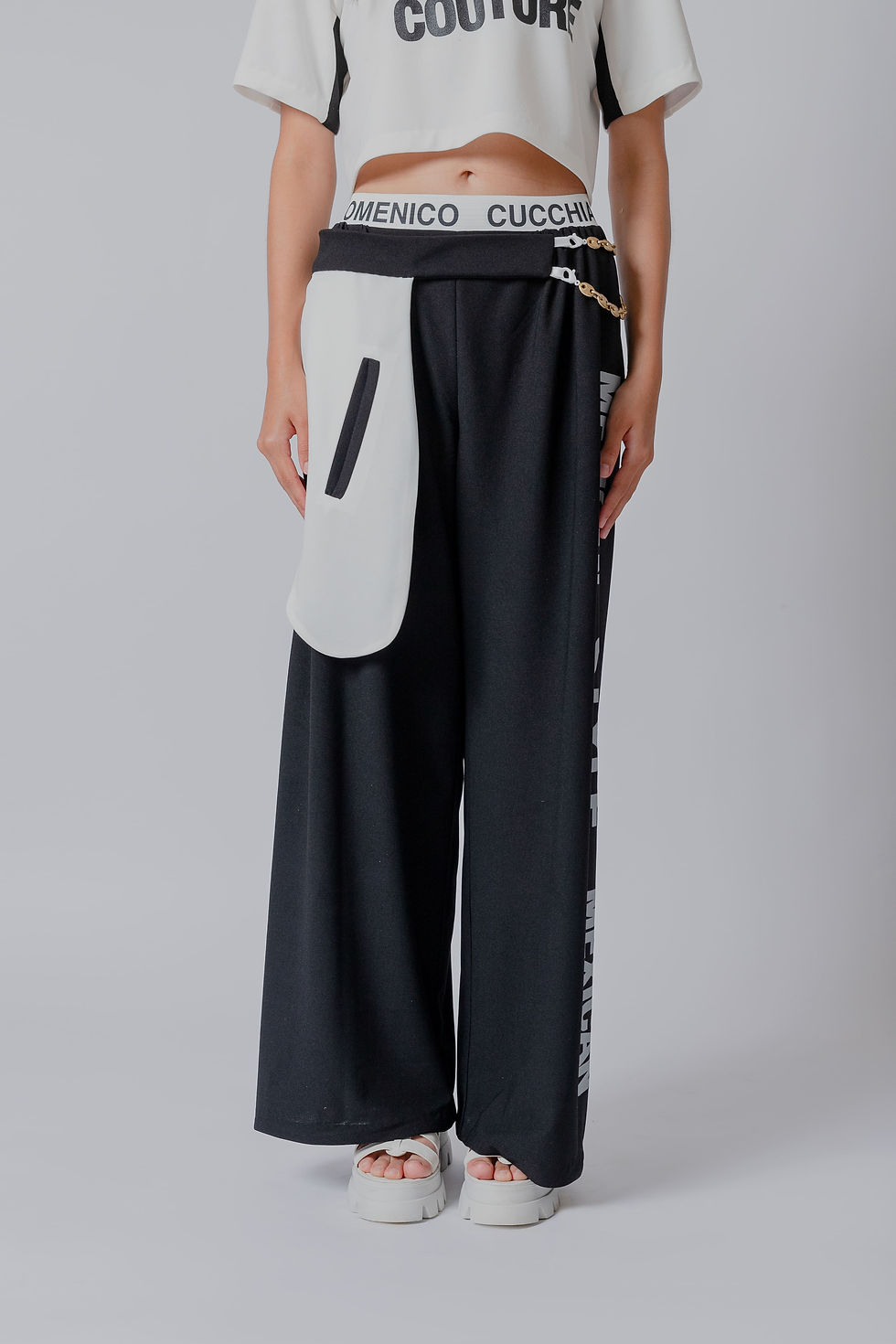 サムネイル： Pantalon fluide large noir avec une bande élastique blanche et une impression de rue noire. Texte "Mexican Style" sur une jam