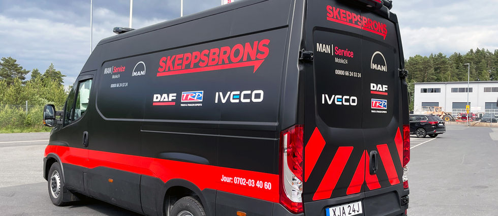 Jourbil åt Skeppsbrons helwrappad i satinsvart