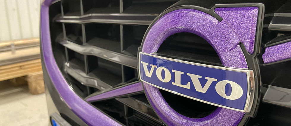 Lila glitterwrap på kromdetaljer