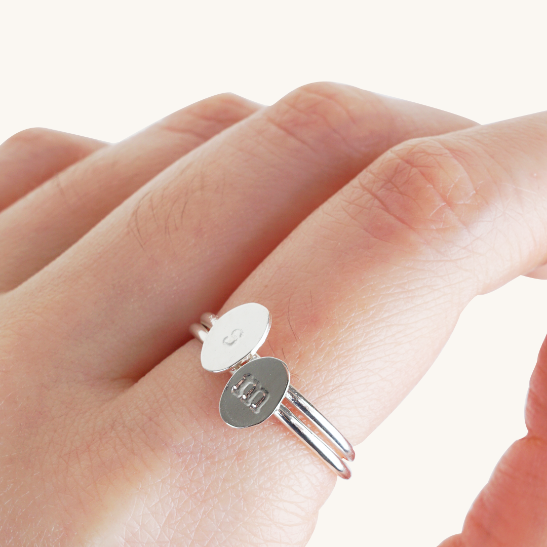 Anillo con iniciales dúo