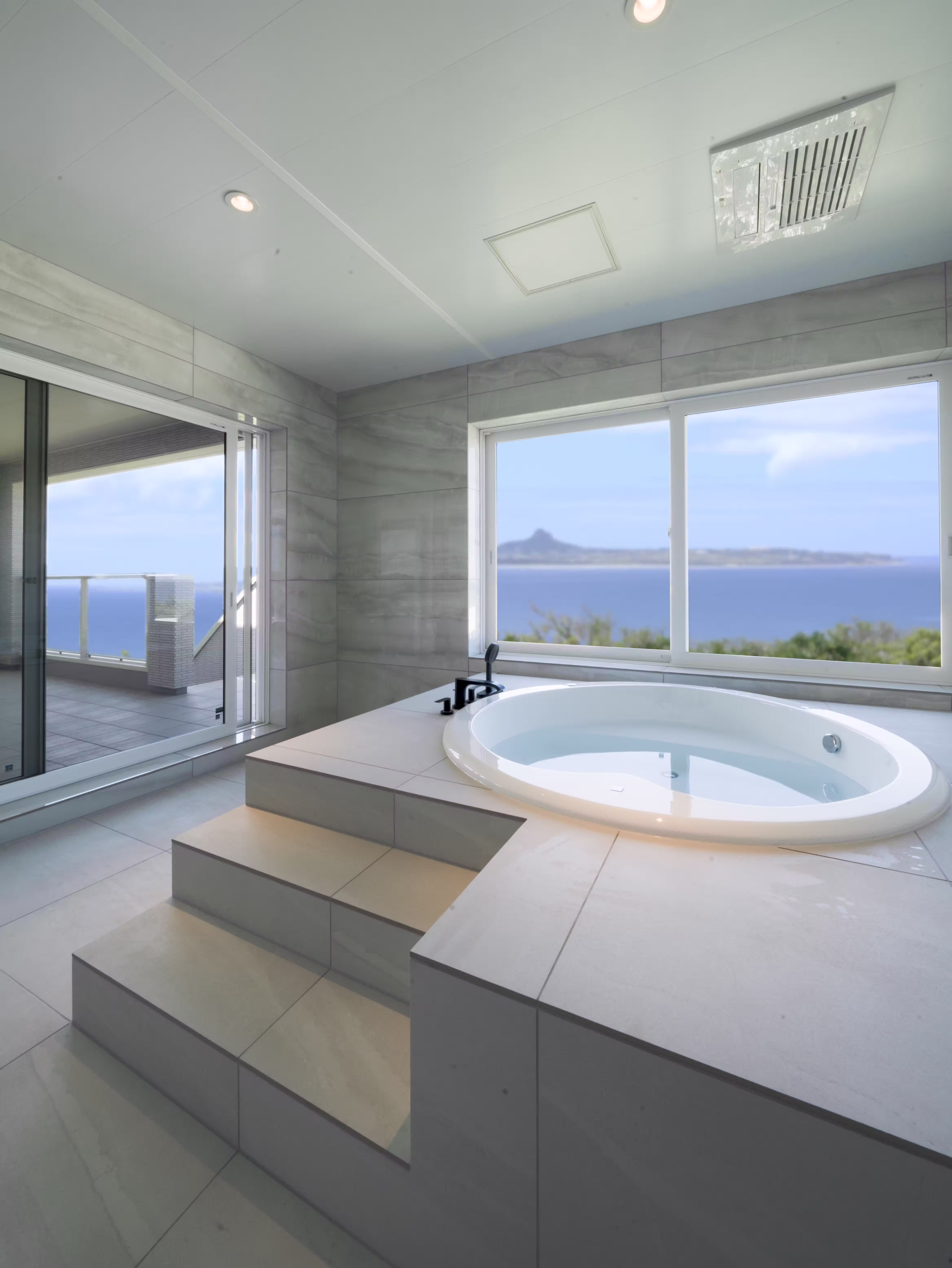 在来工法施工事例①|オーシャンビューと一体化した大判タイル貼りの浴室(Sant'Agostino AKOYA)
