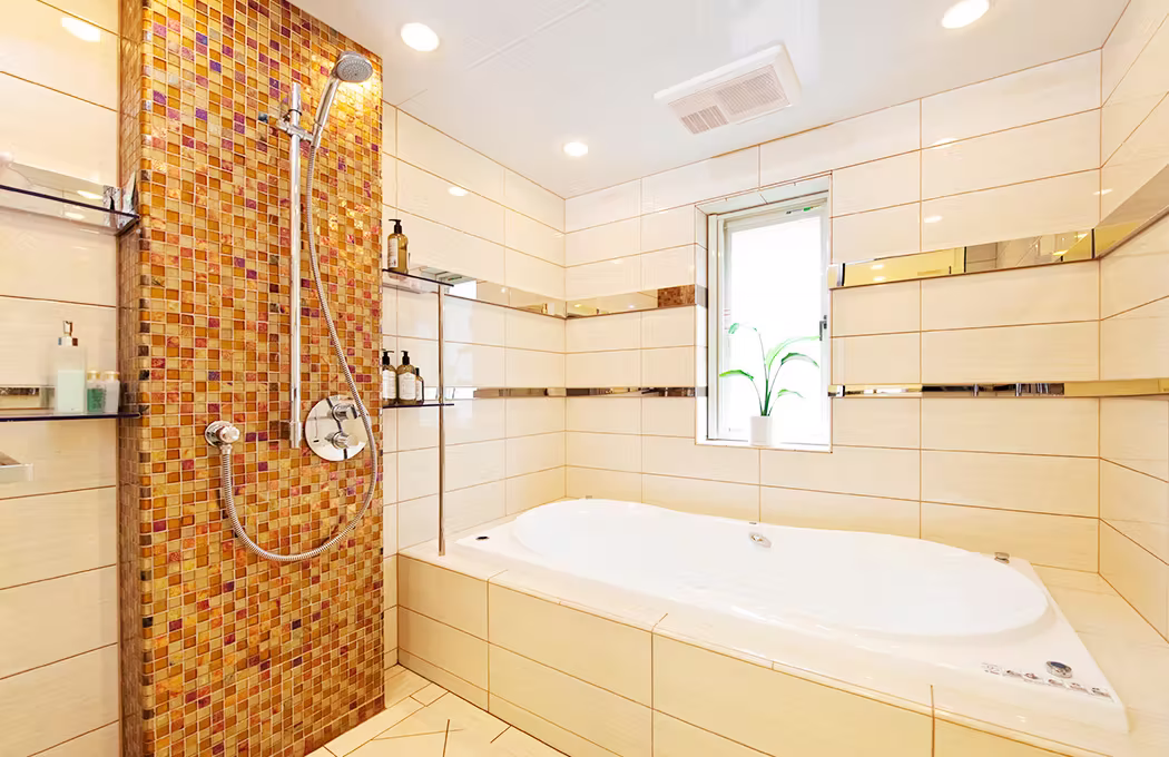 在来工法施工事例⑥|Oceanside Glasstileのガラスモザイクを柱状に施工した高級バスルーム