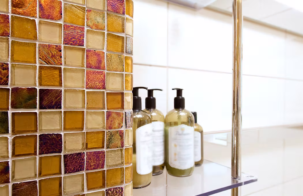 在来工法施工事例⑥|Oceanside Glasstileのガラスモザイクを柱状に施工した高級バスルーム