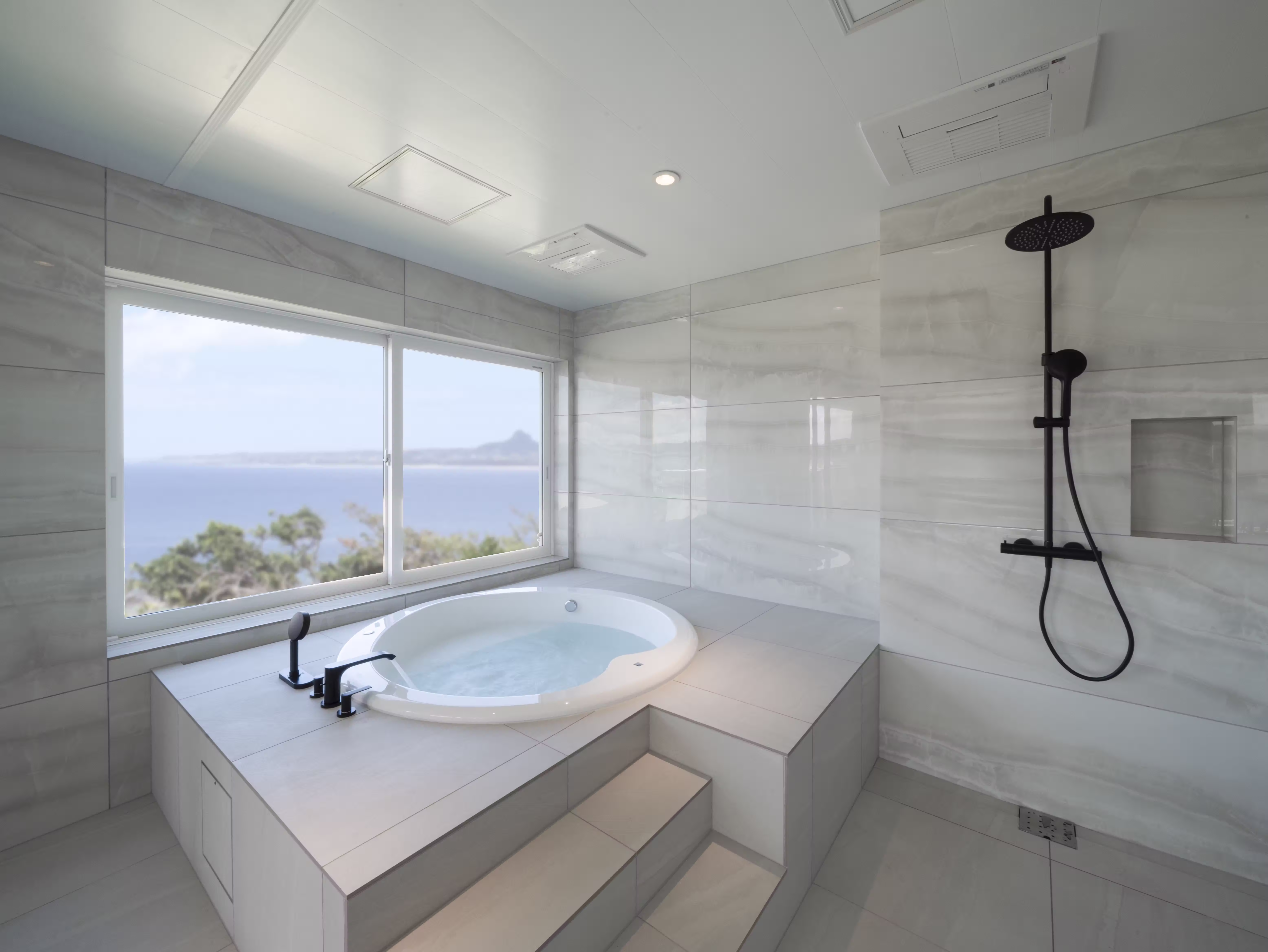 在来工法施工事例①|オーシャンビューと一体化した大判タイル貼りの浴室(Sant'Agostino AKOYA)