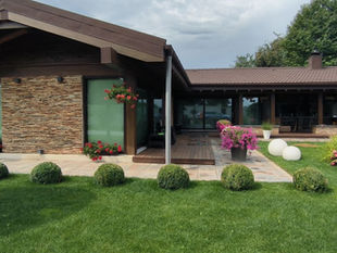 Single-story timber guest house designed by 12 House Concepts in Suceava