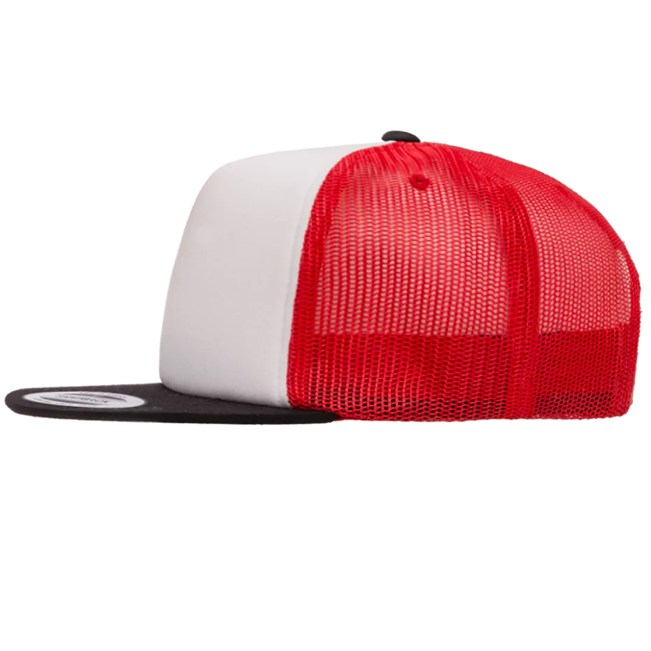 casquette-trucker-yupoong-white-front-a-personnaliser-6005-black-white-red-gauche.webp