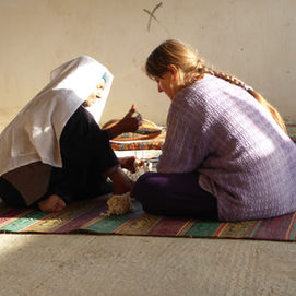 פאיזה אבו עמרה מלמדת אותי.JPG