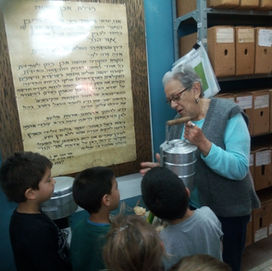 ילדי הגן מבקרים בארכיון.jpg