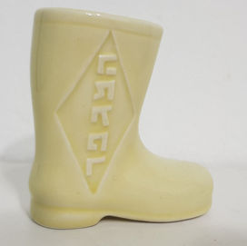 קרמיקה ישראלית תוצרת לפיד . מגף, נעל מיניאטורית, פרסומת ל-המגפר - פריט נדיר  שלומי שיק.jpg