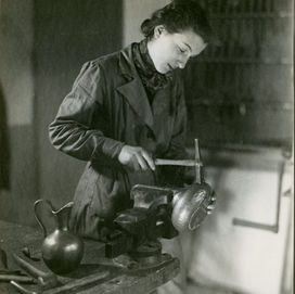 סטודנטית במחלקה למתכת שנות ה-40 , צלמת לו לנדאוור, אוסף המחלקה לצילום, ארכיון בצלאל..jpg