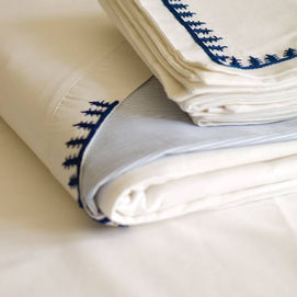 סט מצעים רקום מקולקציית בנדלאיי (ביחד באמהרית) בשיתוף עם Comme Il Faut.jpg