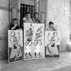 סטודנטים מהמחלקה לגרפיקה שימושית עם ציורים למסעדת שמש בירושלים 1954, מימין דן רייזינגר, במ