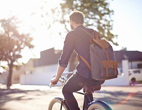 homme équitation vélo avec sac à dos