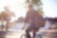 homme équitation vélo avec sac à dos