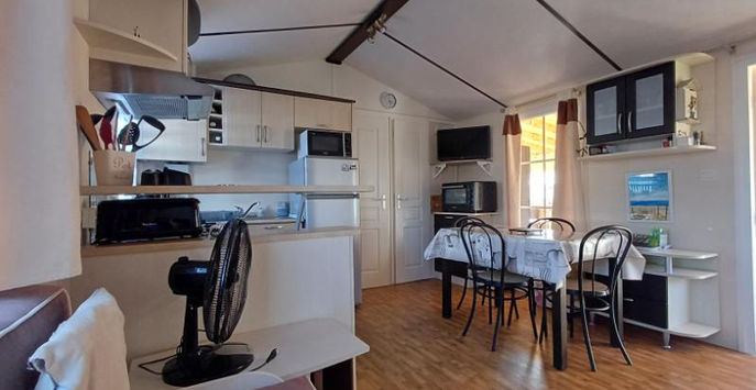 Vue sur la salle, du mobil home d'occasion à vendre au Camping Les Flots Bleus à Piriac sur Mer
