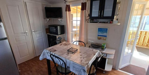 La table pour le repas dans le mobil home d'occasion à vendre au Camping Les Flots Bleus à Piriac sur Mer
