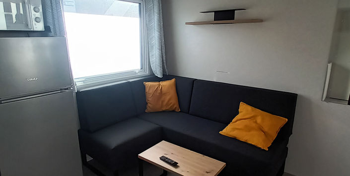 Canapé d'angle convertible du Mobil home locatif avec terrasse couverte à vendre au Camping Les Flots Bleus à Piriac sur mer