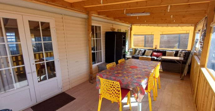 Vue entrée de la terrasse du mobil home d'occasion à vendre au Camping Les Flots Bleus à Piriac sur Mer