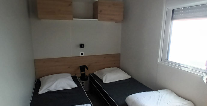 Chambre 2 lits du Mobil home locatif avec terrasse couverte à vendre au Camping Les Flots Bleus à Piriac sur mer