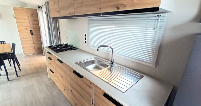 Vue sur la cuisine du Mobil home Bahia au Camping Les Flots Bleus de Piriac-sur-Mer