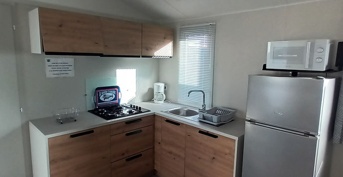 Coin cuisine du Mobil home locatif avec terrasse couverte à vendre au Camping Les Flots Bleus à Piriac sur mer
