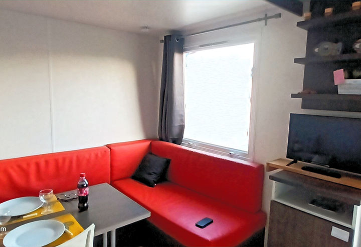 Vue salon mobil home en location Groix au Camping Les Flots Bleus à Piriac-sur-Mer