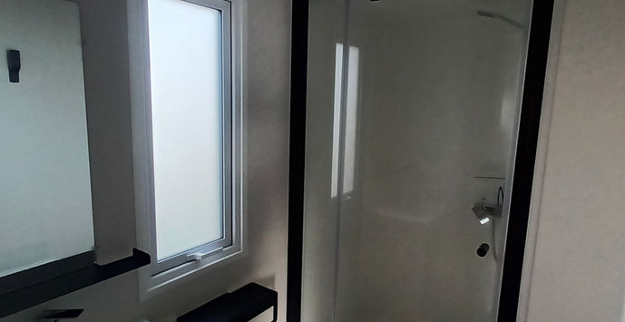 Salle d'eau + douche du Mobil home locatif avec terrasse couverte à vendre au Camping Les Flots Bleus à Piriac sur mer