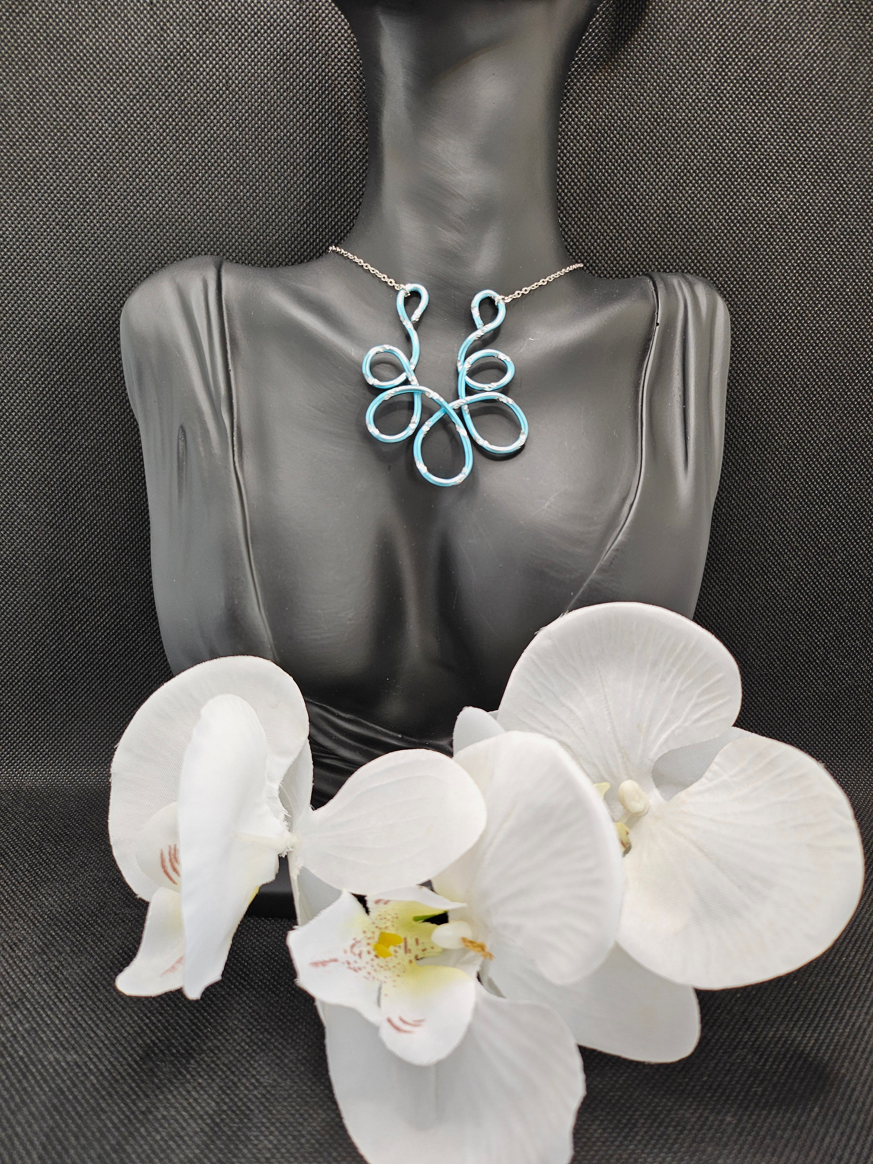 Collier pendentif bleu