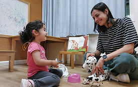 גננת עם ילדה