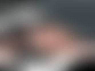 Un dibujo donde aparece un dedo gigante yanki señalando una salida con sombras de gente queriendo subir el muro por unas escaleras