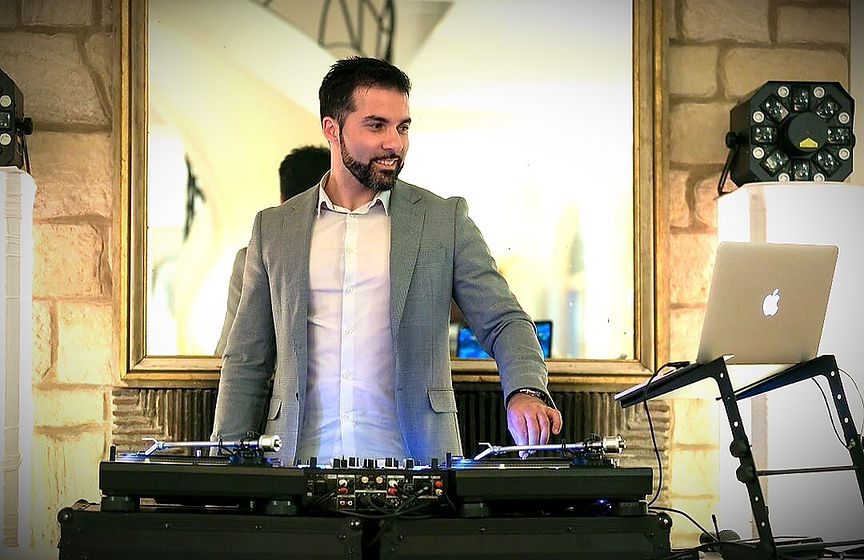 Dj en prestation devant ses platines