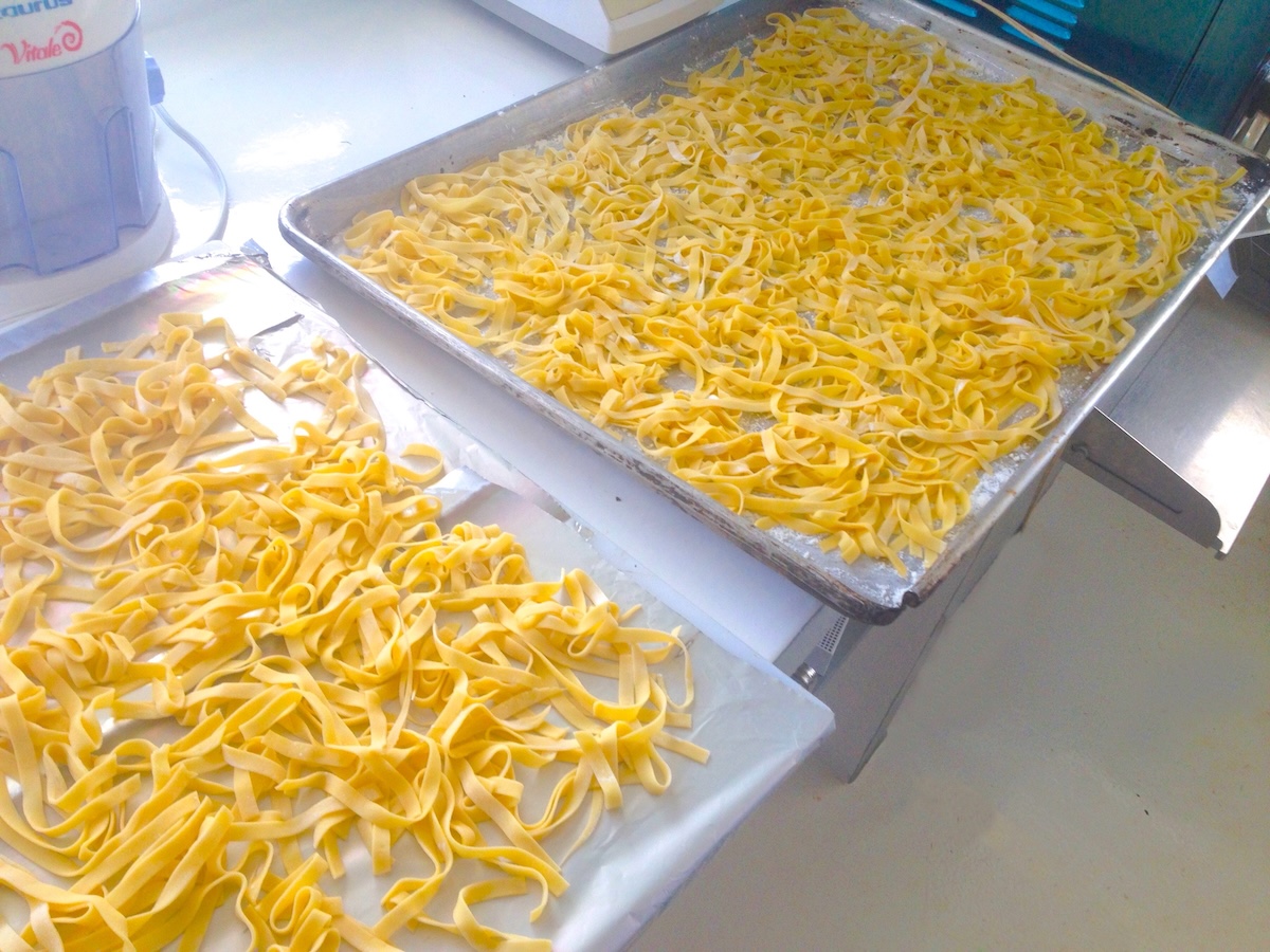 Secamos la pasta fresca al aire libre del mar por alguna Hora.