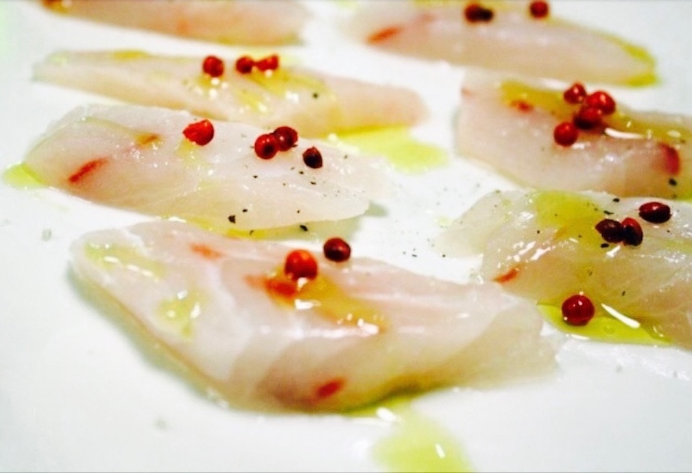 El filete de dorado fresco se marina con sal y diversas especias y se ahuma con madera de romero, orégano y otras plantas aromáticas. Se deja madurar varios meses y se corta, aliñado con aceite de oliva virgen extra y pimienta rosa.