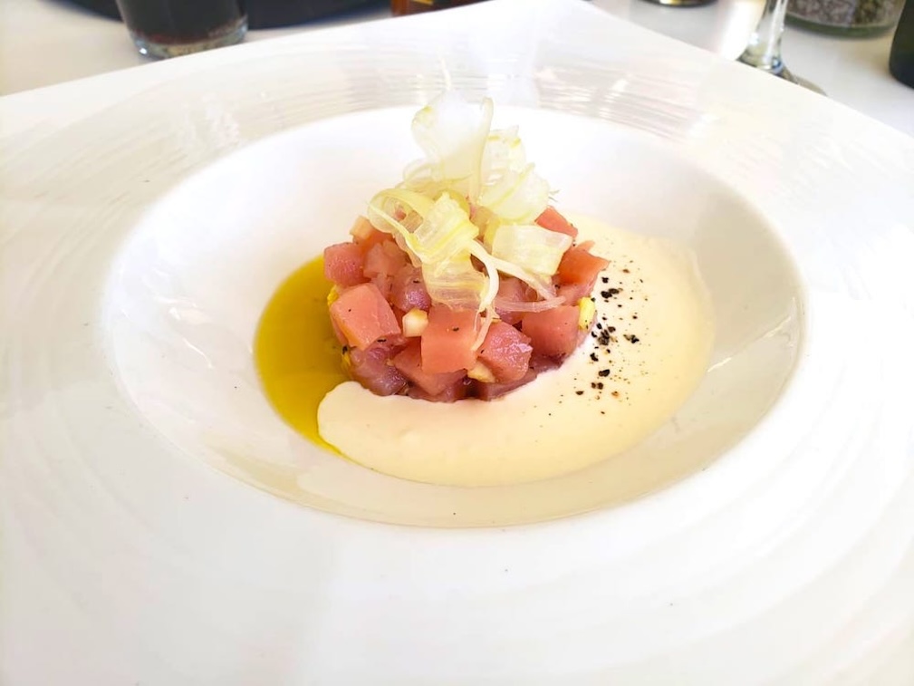 Tartar de pescado con crema de mozzarella y aceite de oliva virgen extra