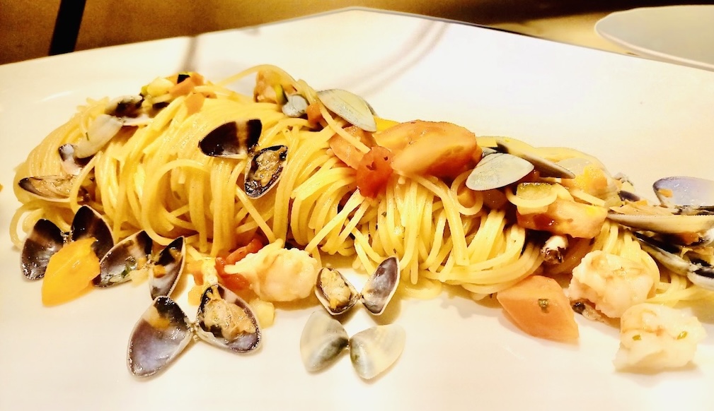Espaguetis de marisco con almejas y bottarga