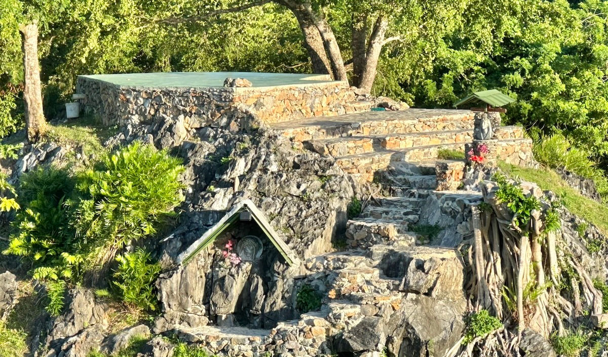 Para quienes lo deseen, dentro de la propiedad hemos creado un pequeño santuario rodeado de naturaleza, dedicado a la meditación, la oración y el recogimiento personal.
Un espacio íntimo, nacido del corazón, donde el tiempo se detiene y se redescubre la paz interior a LAs Galeras Village Ecolodge