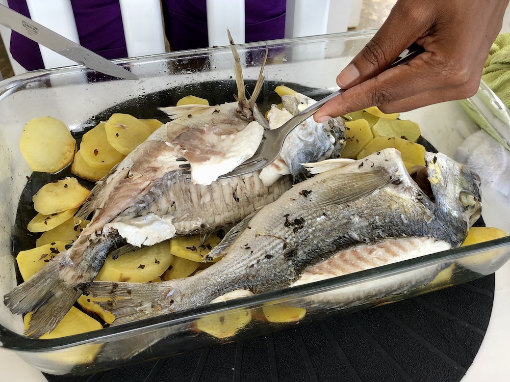 Pescado fresco de nuestro mar cocinado al horno con un chorrito de aceite de oliva virgen extra, romero, rodaja de limón y patatas, todo envuelto en papel de aluminio.