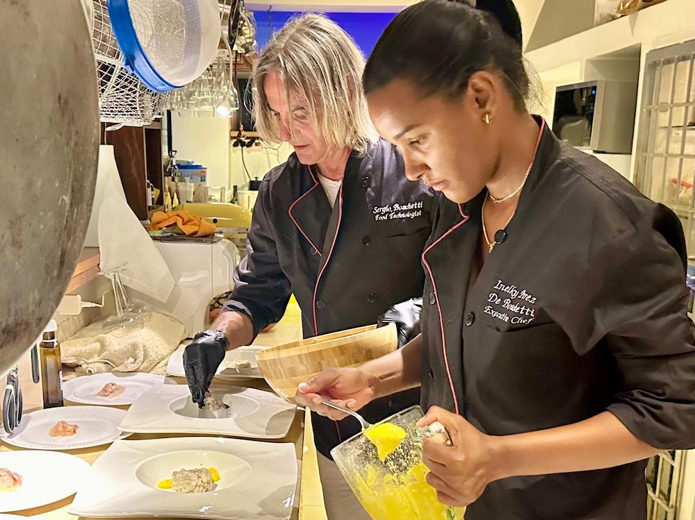 En nuestro complejo, creemos que la gastronomía es una parte esencial de la experiencia turística. Ofrecemos una propuesta culinaria enfocada en la frescura y sostenibilidad:
• ** Cocina Local:** Nuestros chefs preparan deliciosos platos elaborados con
ingredientes orgánicos, muchos de los cuales provienen de nuestra propia huerta. Colaboramos con productores locales para asegurar que todos los ingredientes sean frescos y de alta calidad, apoyando así la economía local.