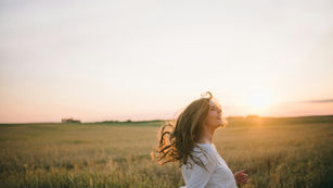 Καθημερινές συνήθειες που, σύμφωνα με την επιστήμη, μας δείχνουν μεγαλύτερες