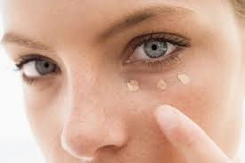 Το concealer που πρέπει να επιλέξετε μετά τα 50 για να μειώσετε τις ρυτίδες –Συμβουλές από makeup artists