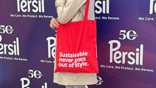 «Shop like you Care», το μήνυμα του Persil αφιερωμένο στη βιώσιμη μόδα