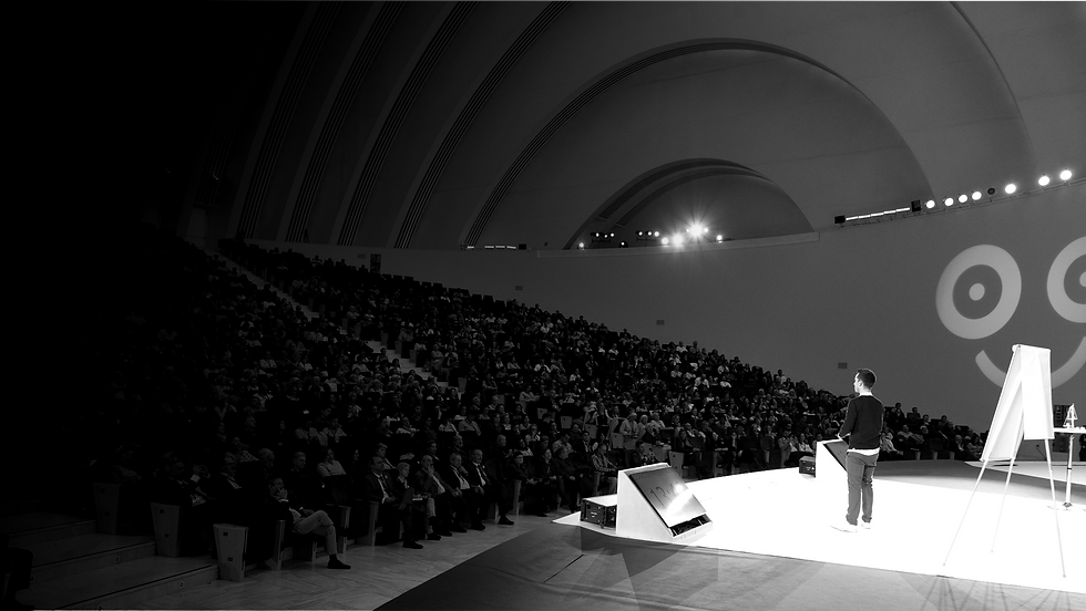 Javier Cebreiros durante una conferencia en el "Congreso emociona" ante 1600 personas.