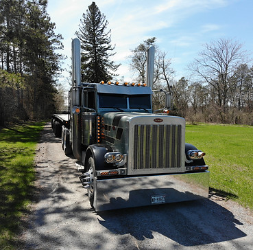 Peterbilt-Truck-With-Flatbed-Trailer