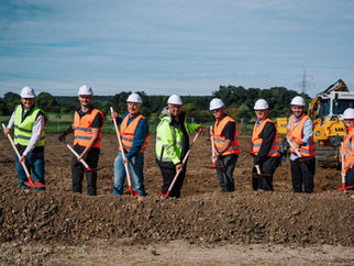 Spatenstich in Balzhausen: green flexibility baut 80 MWh-Batteriespeicher im Pilotprojekt „Einspeisesteckdose“ der LEW Verteilnetz