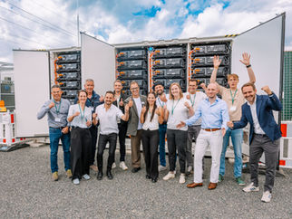 Das Team von green flexibility vor dem Batteriespeicher