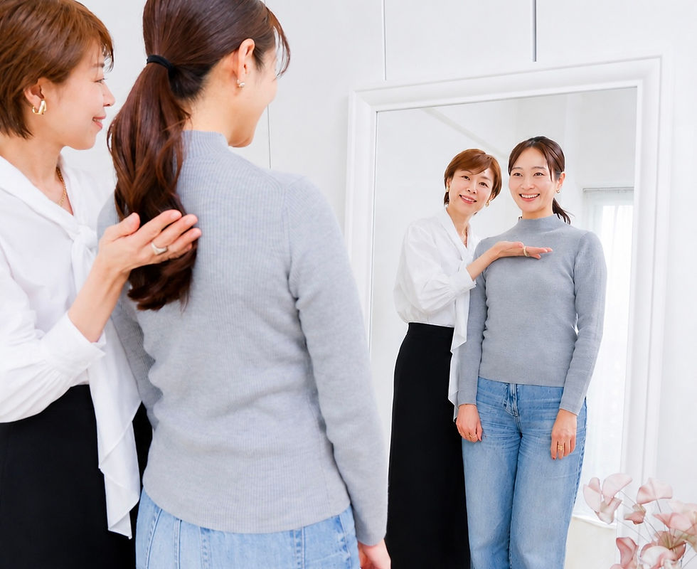 明るい室内で骨格診断を受けている40代女性50代女性
